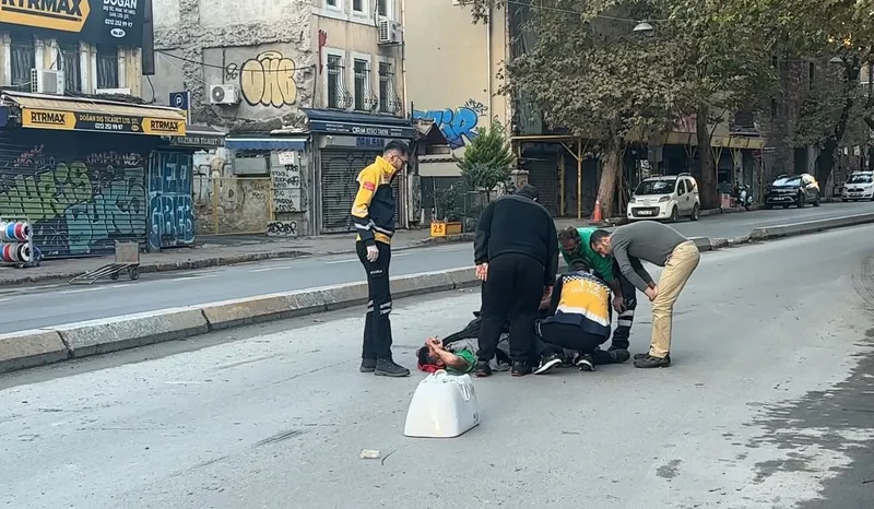 Beyoğlu’nda çöp kamyonu İSKİ’nin çalışması sonrası tam kapatılmayan çukura girdi, işçinin bacağı kırıldı
