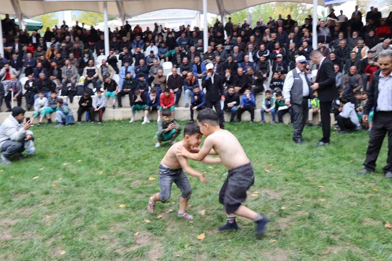 Cumhuriyet ile yaşıt karakucak güreşleri
