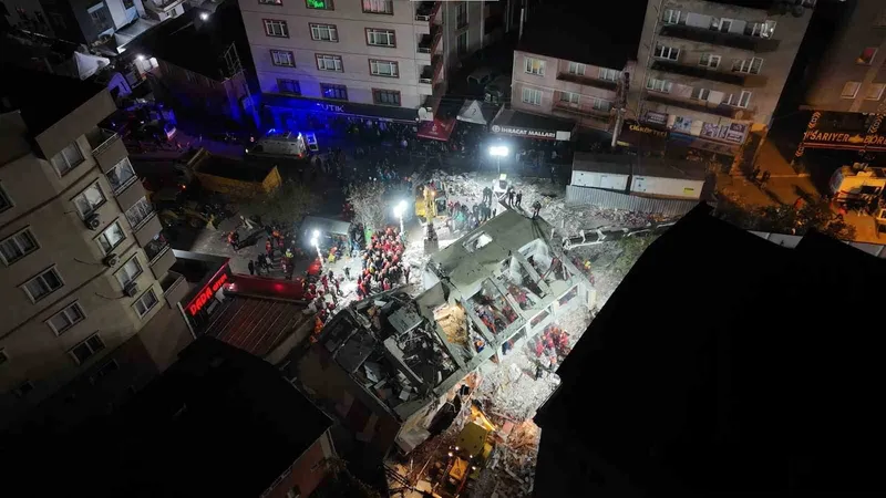 Enkaz başında 14. saat: Hummalı çalışma sürüyor
