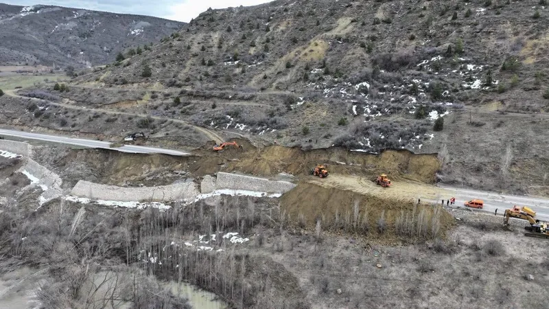 Gümüşhane-Erzincan karayolundaki heyelan bölgesinde çalışmalar sürüyor
