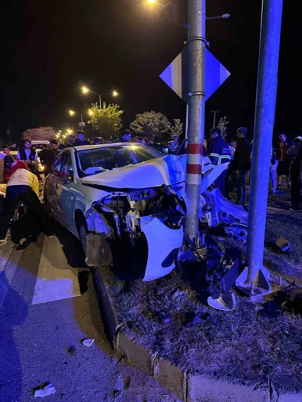 Batman’da otomobil trafik ışığı direğine çarptı: 3 yaralı
