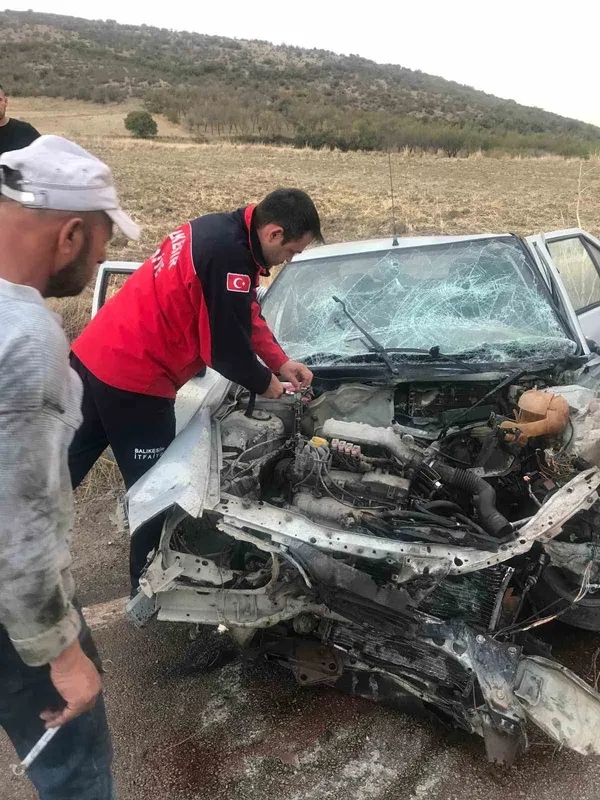 Balıkesir’de otomobil ile kamyon çarpıştı; 2 yaralı
