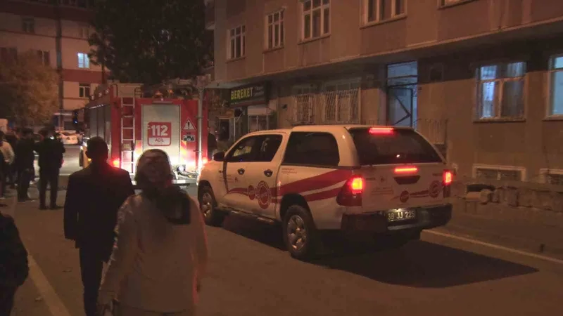 Binadaki fayans çatlağı paniğe neden oldu: bina sakinleri sokağa döküldü

