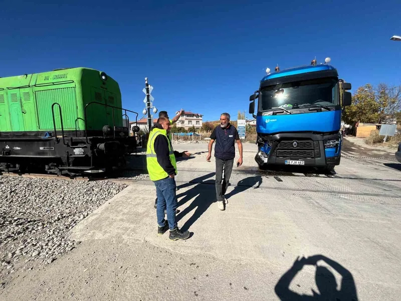 Malatya’da tren tıra çarptı
