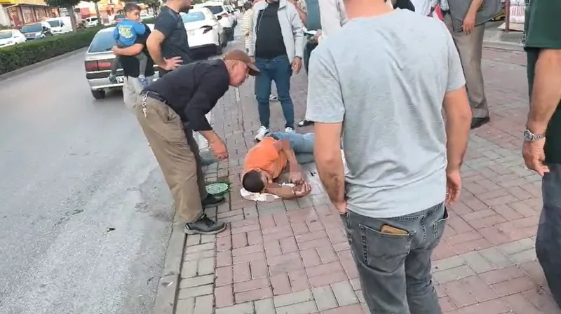 Otomobile çarpan motosiklet sürücüsü havada takla atıp yere düştü
