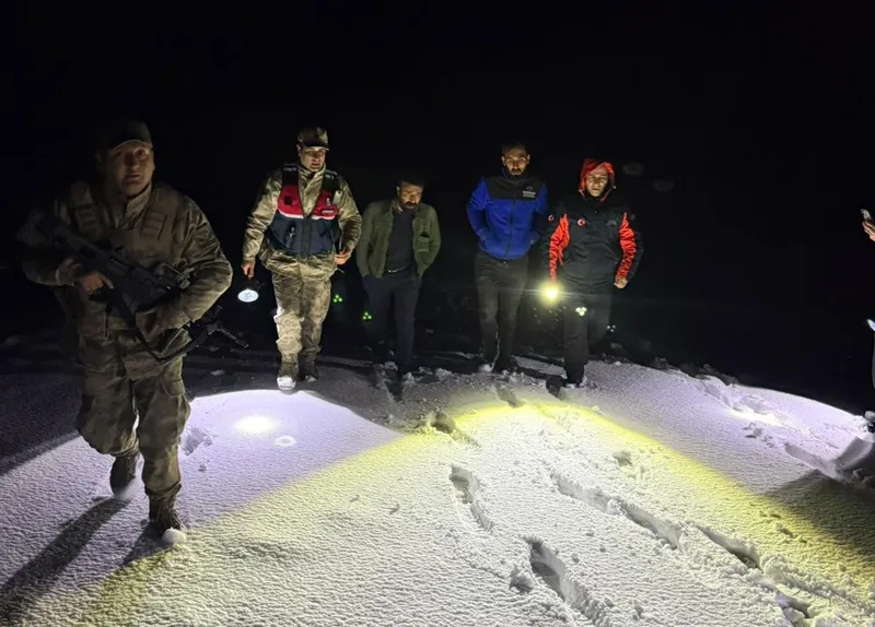 Ağrı’da karda mahsur kalan 2 kişi kurtarıldı
