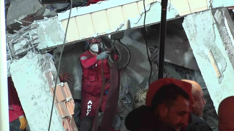 Kocaeli’nde arama kurtarma çalışmalarında 16 saat geride kaldı
