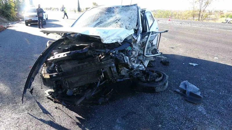 Adıyaman’da feci kaza: 1 polis, 1 muhtar ağır yaralı
