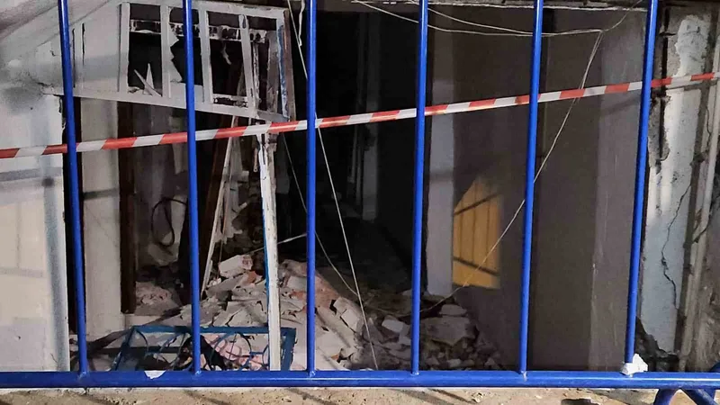 Bağcılar’da bodrum katta mutfak tüpü patladı: 3 yaralı
