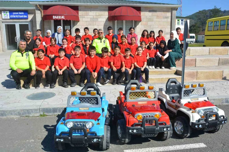 Ordu’da öğrenciler, trafik eğitim pistinde kuralları uygulamalı öğreniyor

