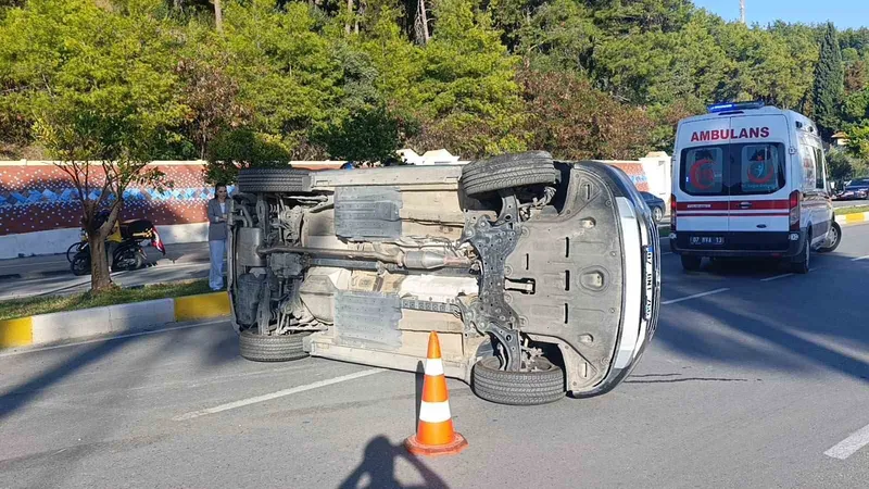 Park halindeki araçlara çarpıp yan yatan otomobilin sürücüsü yaralandı
