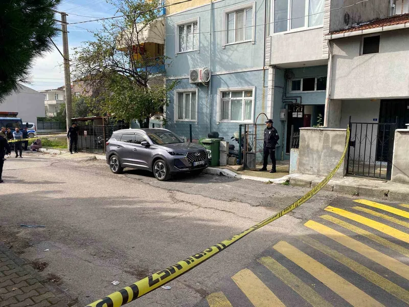 Eşini bıçaklayarak öldürdükten sonra kendini yaraladı
