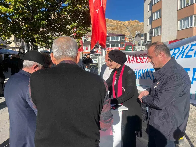 Bayburt’ta vatandaşlar ‘Erken Teşhis Hayat Kurtarır’ standında bilgilendiriliyor

