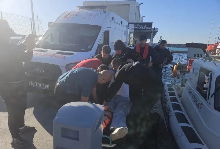 Sahil güvenlik ekipleri yaralanan şahsı kurtardı
