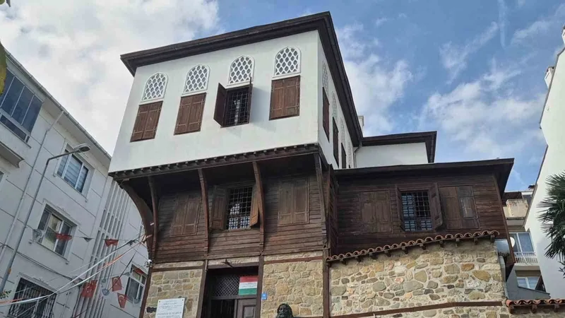 Osmanlı’ya sığınan Macar kralının evi eski günlerini arıyor
