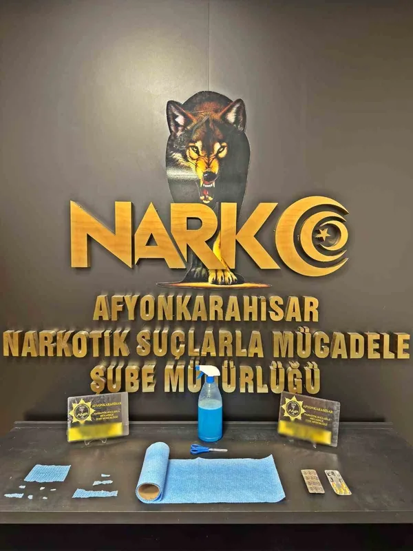 Zehir emdirilmiş rulo peçeteyi satamadan polise yakalandılar
