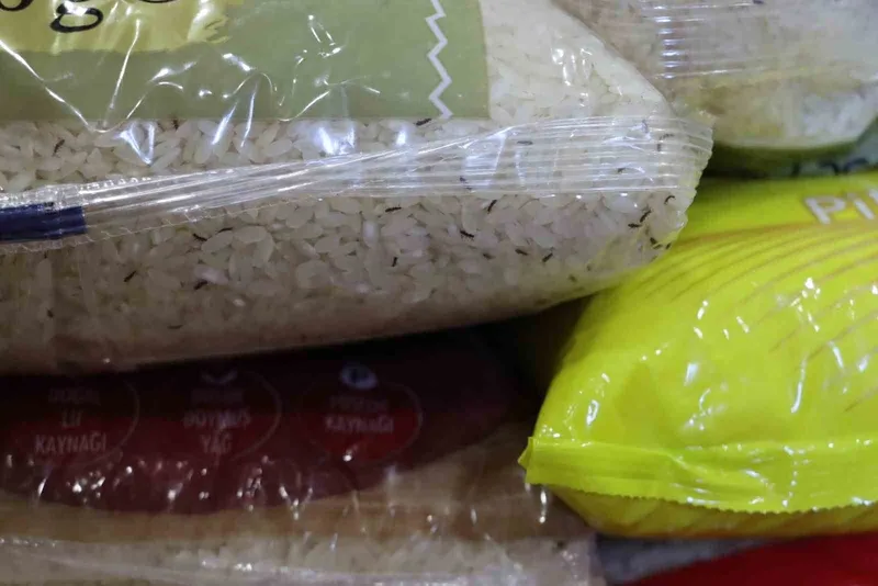 Şanlıurfa’da tarihi geçmiş ve kurtlanmış yüzlerce ürün ele geçirildi
