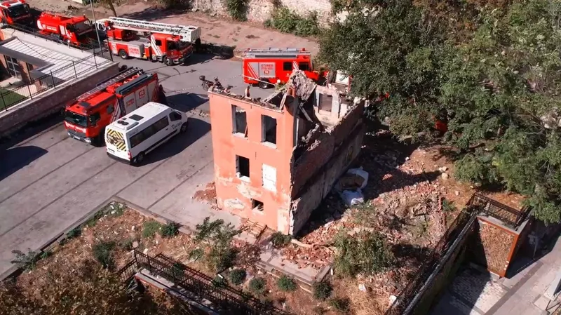 Fatih’te metruk bina çöktü: Enkazda arama çalışması yapılıyor

