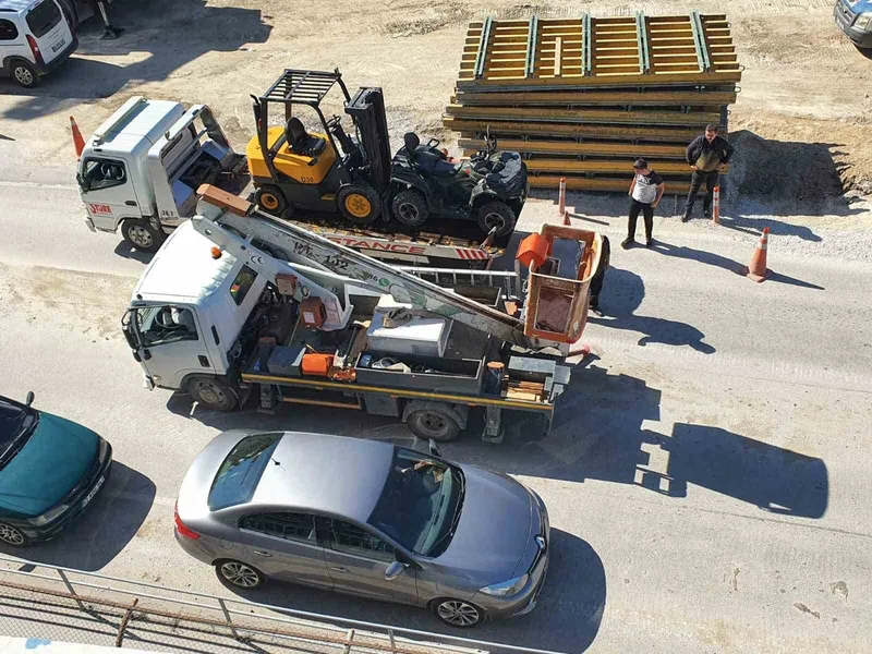 Köprüde arıza yapan kamyonet trafiği felç etti
