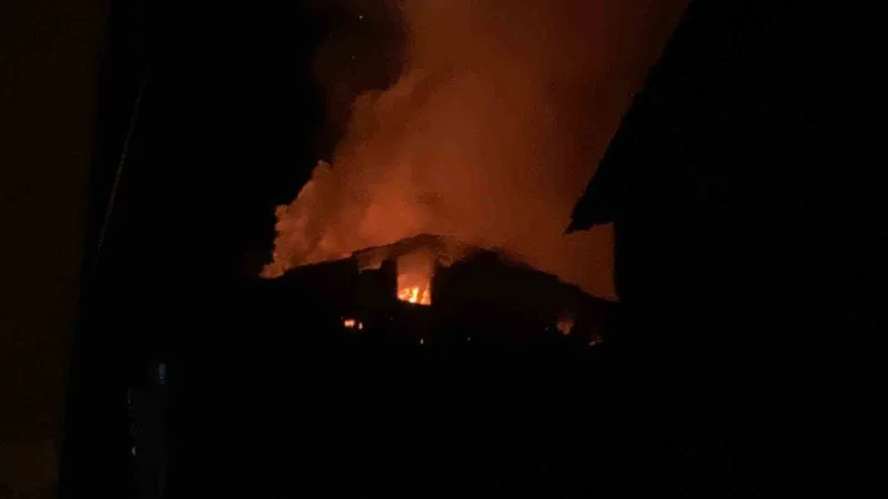 Alevlere teslim olan ev, küle döndü
