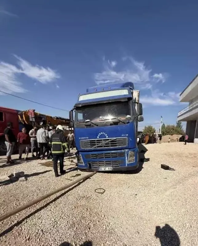 Mardin’de patlayan lastiği değiştirmek isteyen tır şoförü aracın altında kaldı
