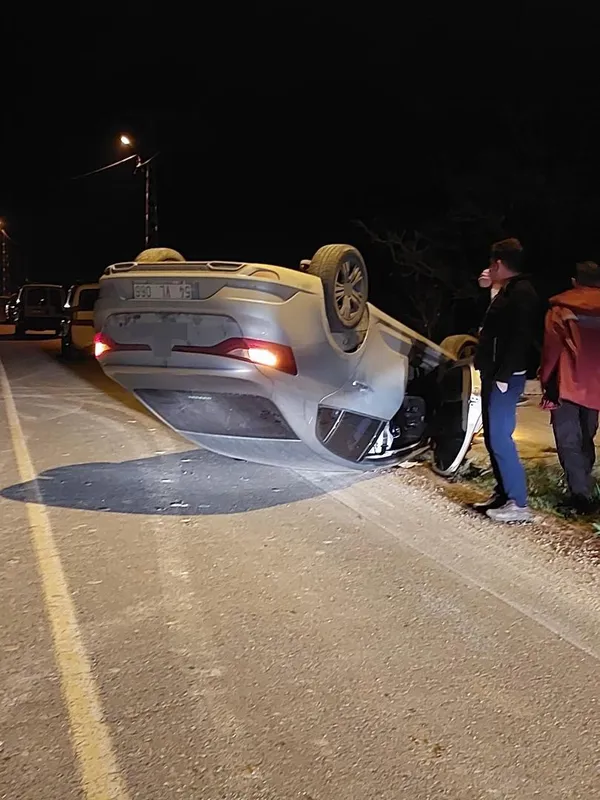 Yola dökülen kuma çarpan otomobil takla attı
