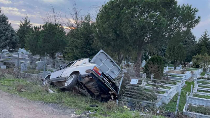 Mezarlığa uçtu, firar etti: Tekrar kaza mahalline gelen sürücü alkollü çıktı
