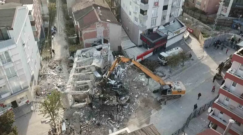 Kocaeli’de 4 kişiye mezar olan binanın enkazı kaldırılıyor
