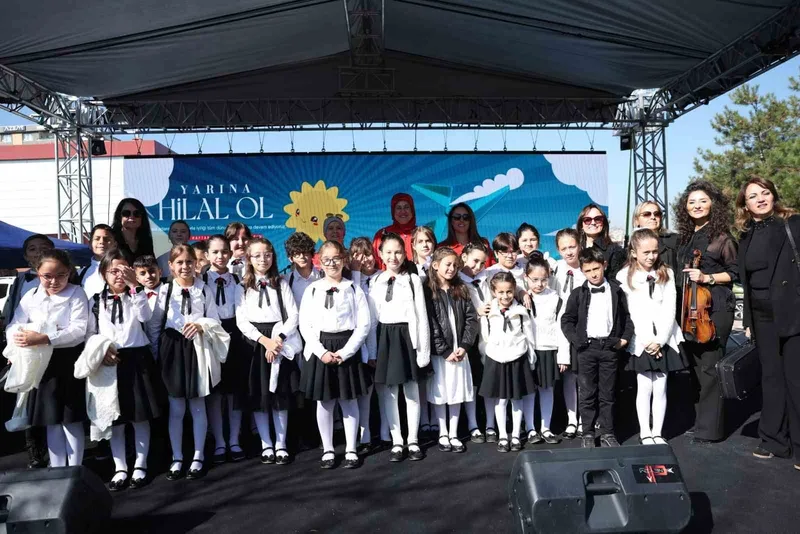 Miniklerin keman gösterisi
