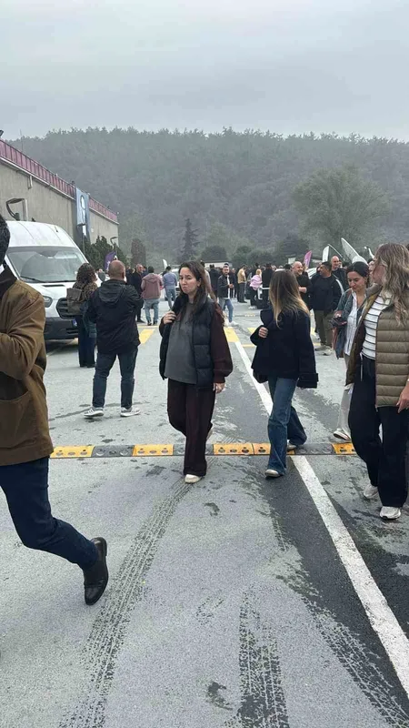 beIN  Sports’un Ayazağa’daki televizyon binasını silahlı bir kişi girdi. Müzakereci polislerin şahsı ikna çabalarının sürdüğü öğrenildi.
