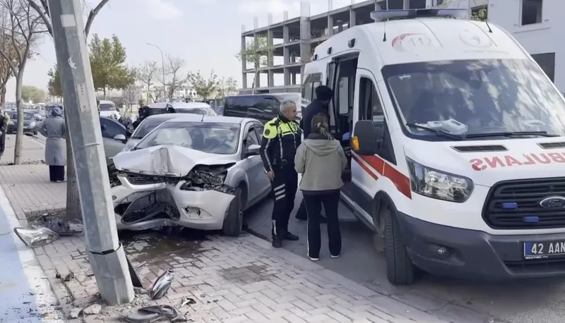 Kaza yapan sürücü telefonda 