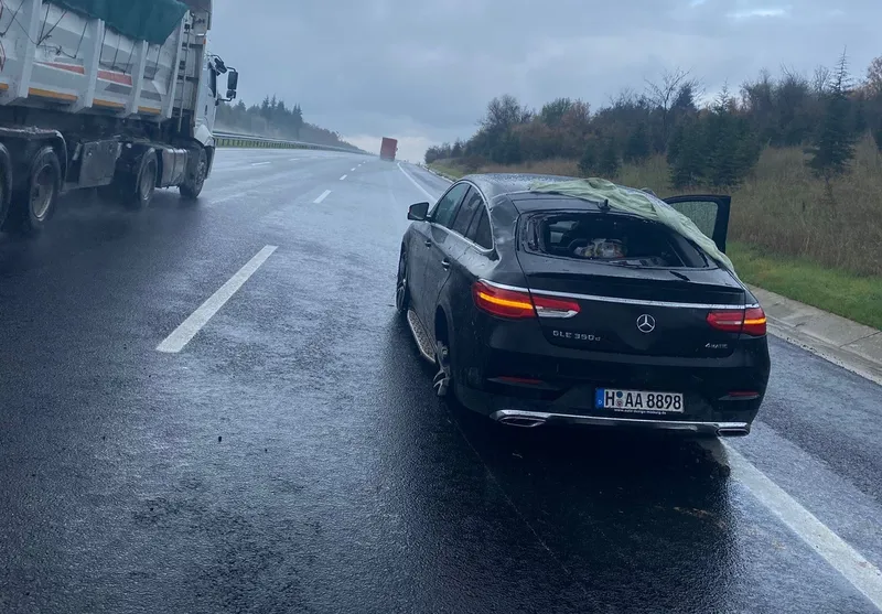 Kırklareli’nde şiddetli yağış, otomobil tıra çarptı
