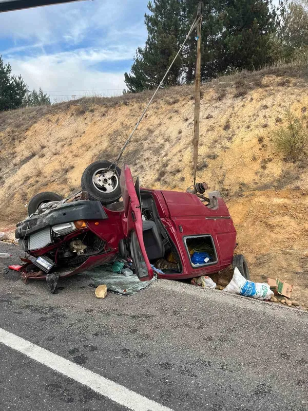 Bozüyük’te kontrolden çıkan kamyonet ters döndü; 2 kişi yaralandı
