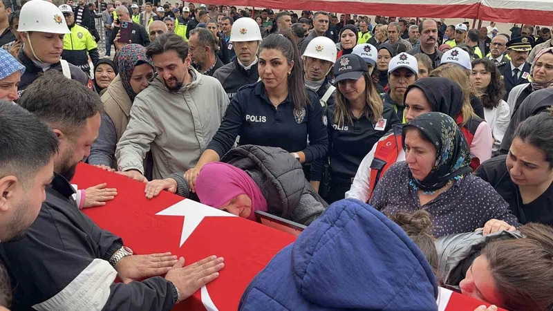 Görevi başında kalp krizi geçiren polis memuru şehit oldu
