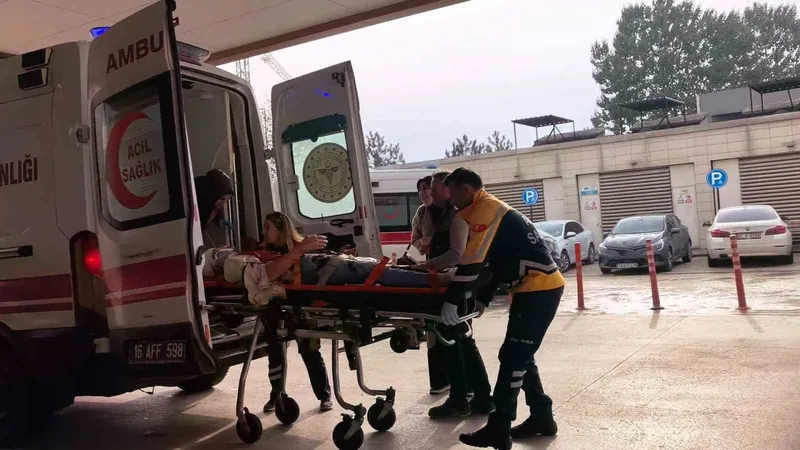 Otomobil tırın altına girdi: 4 yaralı
