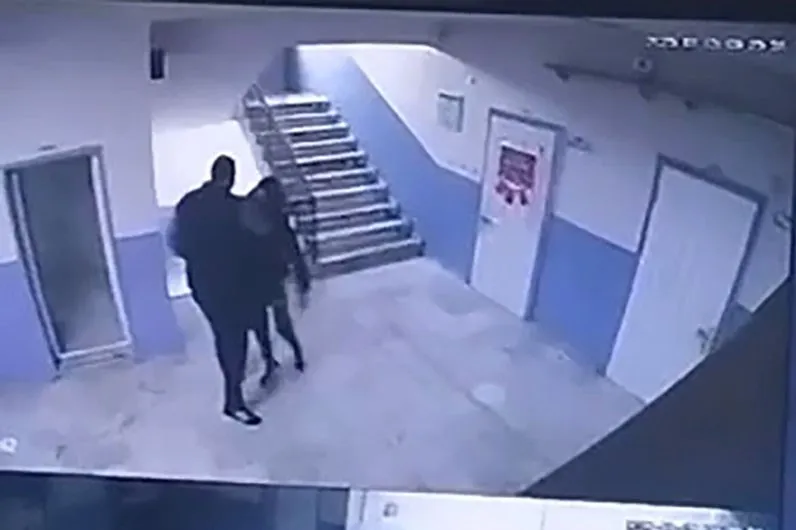 Okul müdürü otizmli öğrenciyi merdivenlerden itti
