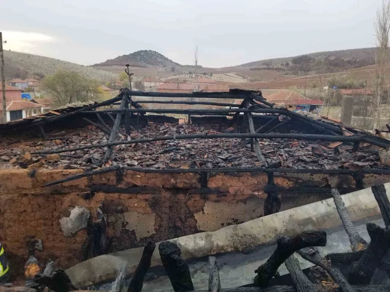 Eski kıyafetleri tandırda ateşe verdi, çatı alev alev yandı
