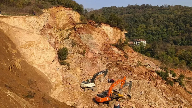 75 yaşındaki işçi 6 gündür enkaz altında
