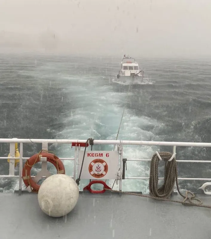 Çanakkale Boğazı’nda makine arızası yaparak sürüklenen tekne kurtarıldı
