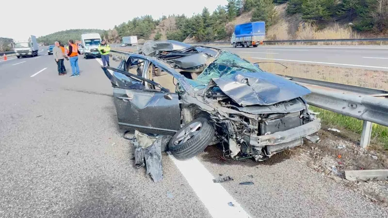 TEM’de otomobil kamyona çarptı: 3 yaralı
