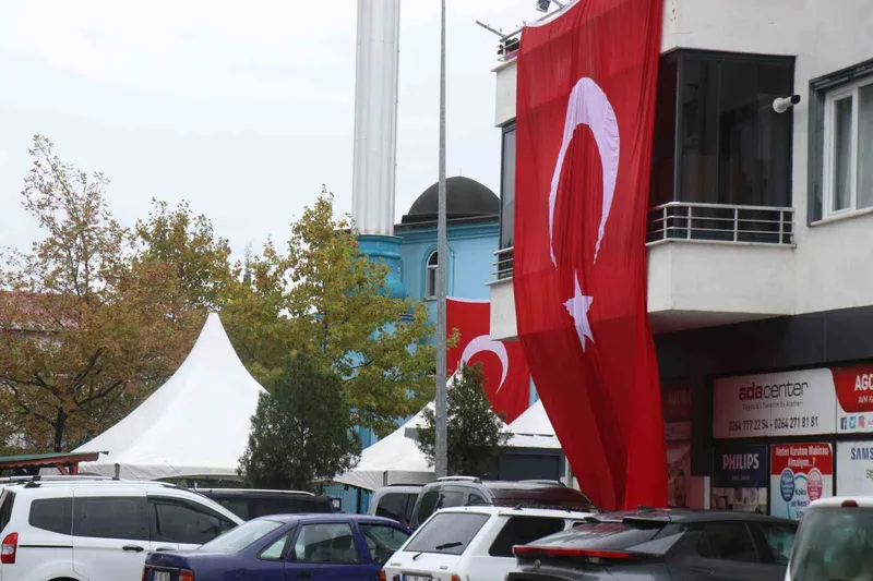 Sakaryalı şehidin mahallesi Türk bayraklarıyla donatıldı
