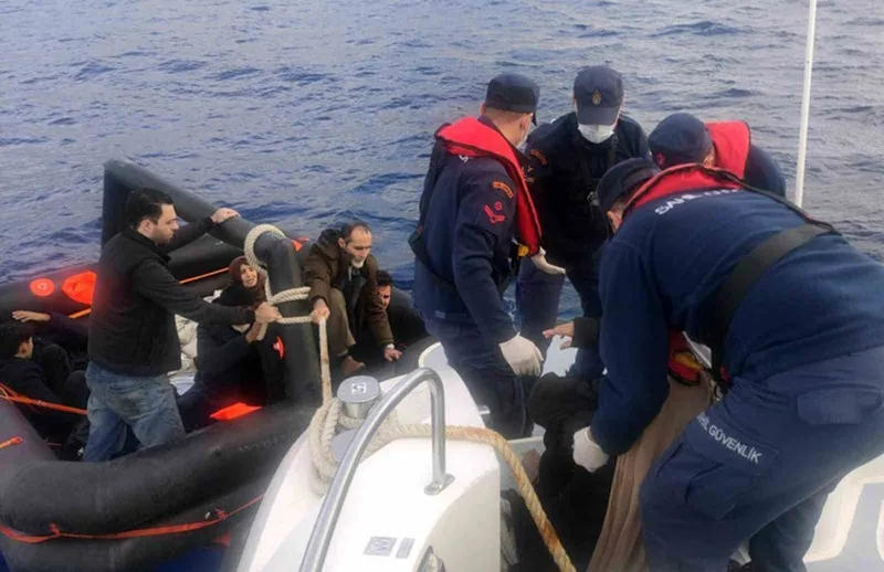 Yunanistan, 8’i çocuk 20 düzensiz göçmeni ölüme terk etti
