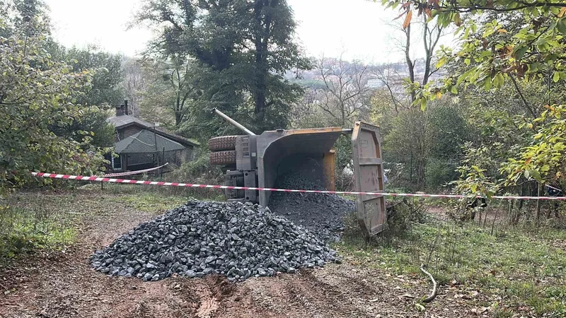 Beykoz’da mıcır yüklü kamyon devrildi: 1 yaralı
