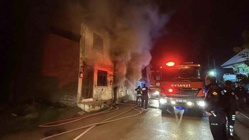 Bolu’da 2 katlı ahşap evde sobadan kaynaklı yangın çıktı: 1 yaralı
