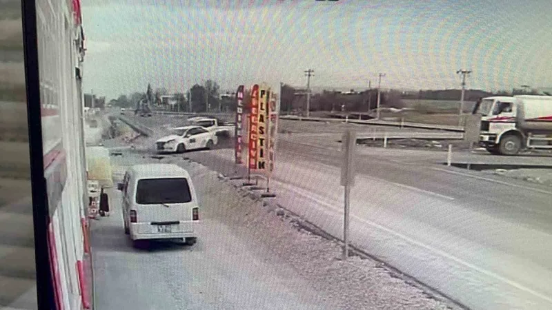 Sokağa dönmek isteyen otomobile arazi aracı çarptı, kaza anı kameraya yansıdı
