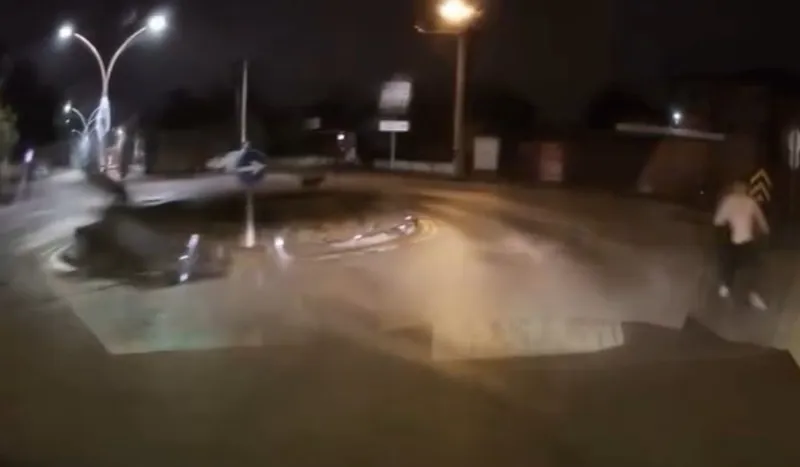 Sokakta köpeklerin kovaladığı genci böyle kurtardı: 