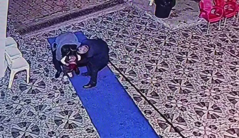 Düğünde boğazına şeker kaçan çocuk, gazetecinin 