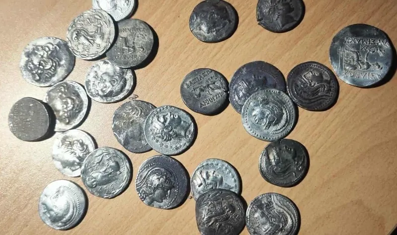 Yurt dışına kaçırılan 71 antik sikke komşuda yakalandı
