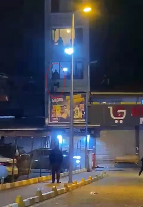 Komşusunu önce darp etti daha sonra pencereden attı
