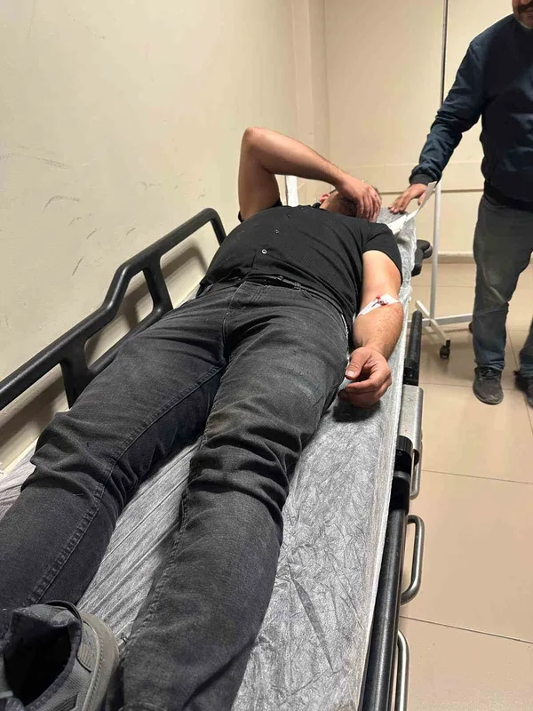 Motosiklet devrildi: 2 yaralı
